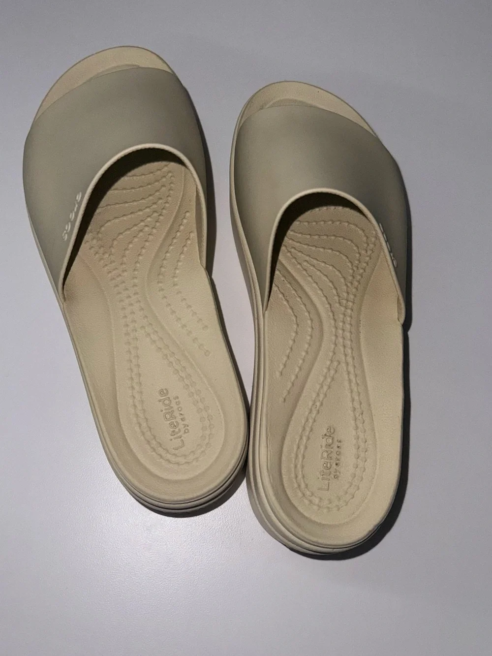 CROCS Women’s Size 7  Platform Sandals in Light Beige